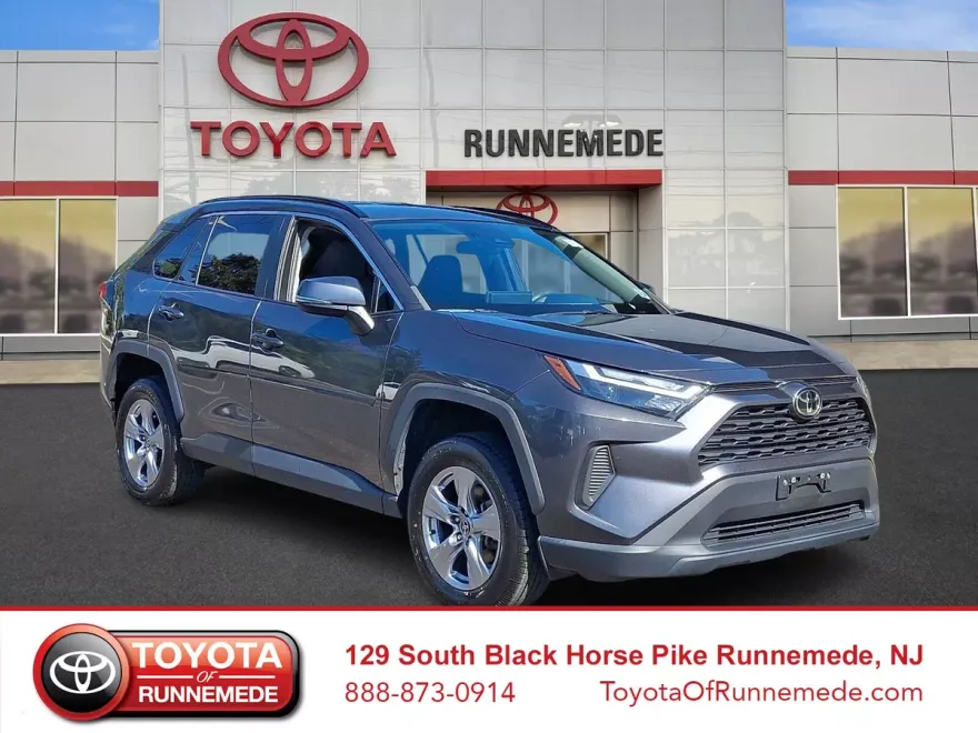2023 Toyota RAV4 XLE photo 1