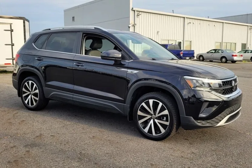 2024 Volkswagen Taos SE photo 1