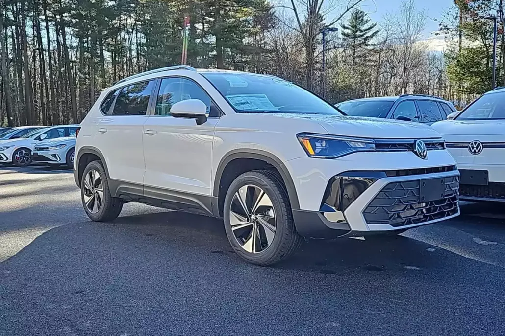 2025 Volkswagen Taos SE photo 1