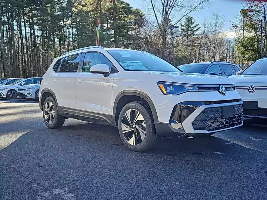 2025 Volkswagen Taos SE photo 1