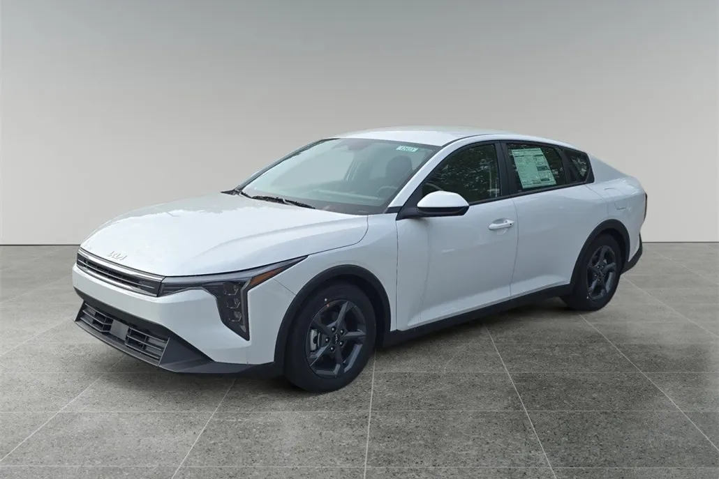 2025 Kia K4 LXS photo 1