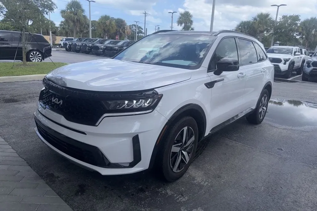 2023 Kia Sorento S photo 1