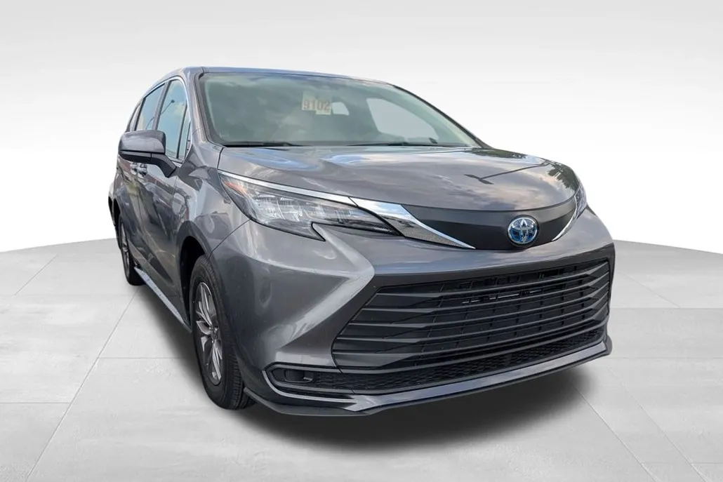 2025 Toyota Sienna LE photo 1