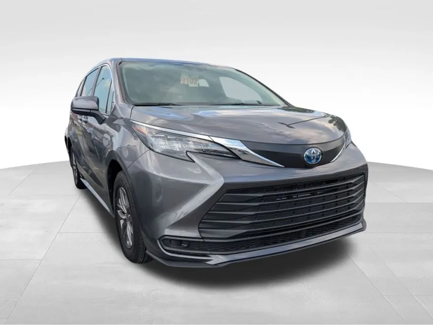 2025 Toyota Sienna LE photo 1