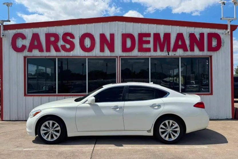 2011 Infiniti M37 photo 1