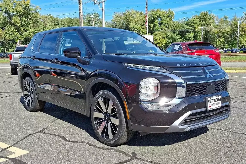 2025 Mitsubishi Outlander SE photo 1