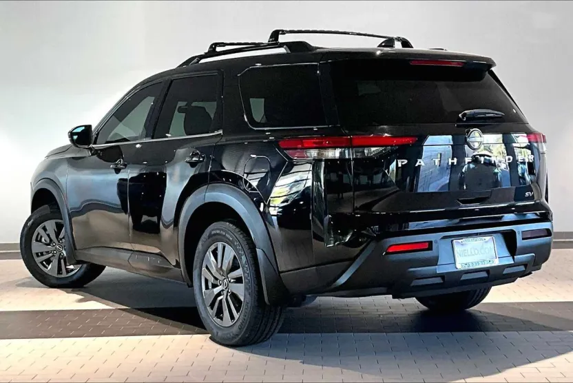 2022 Nissan Pathfinder SV photo 1