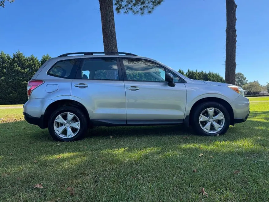 2015 Subaru Forester 2.5i photo 1