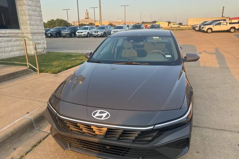 2024 Hyundai Elantra SEL photo 1