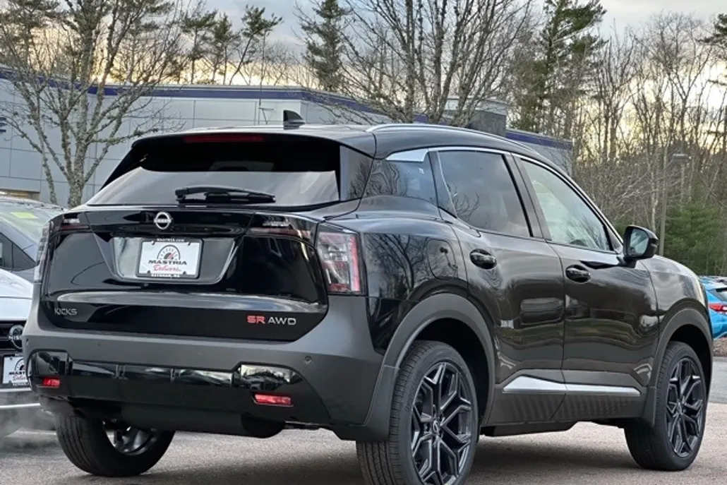 2025 Nissan Kicks SR photo 1