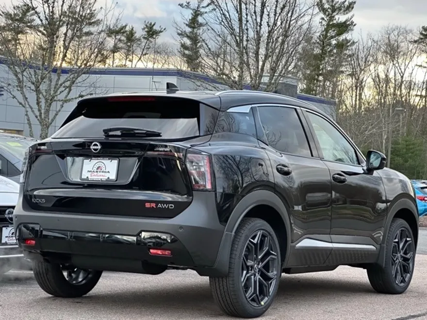 2025 Nissan Kicks SR photo 1