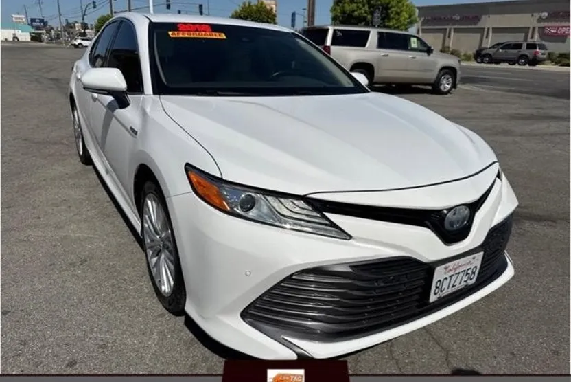 2018 Toyota Camry LE photo 1