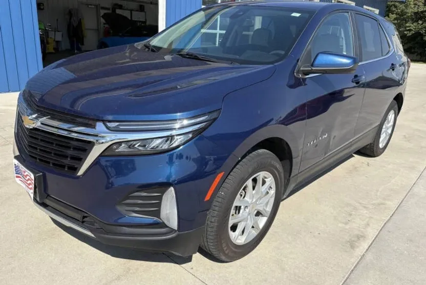 2022 Chevrolet Equinox LT photo 1