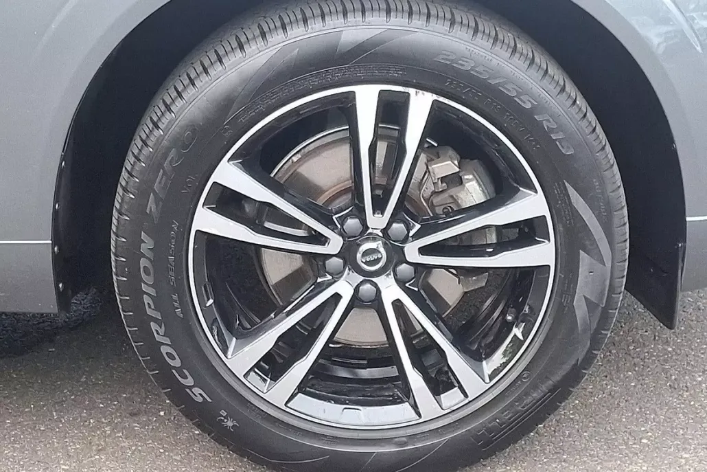 2021 Volvo XC60 T5 Momentum photo 1