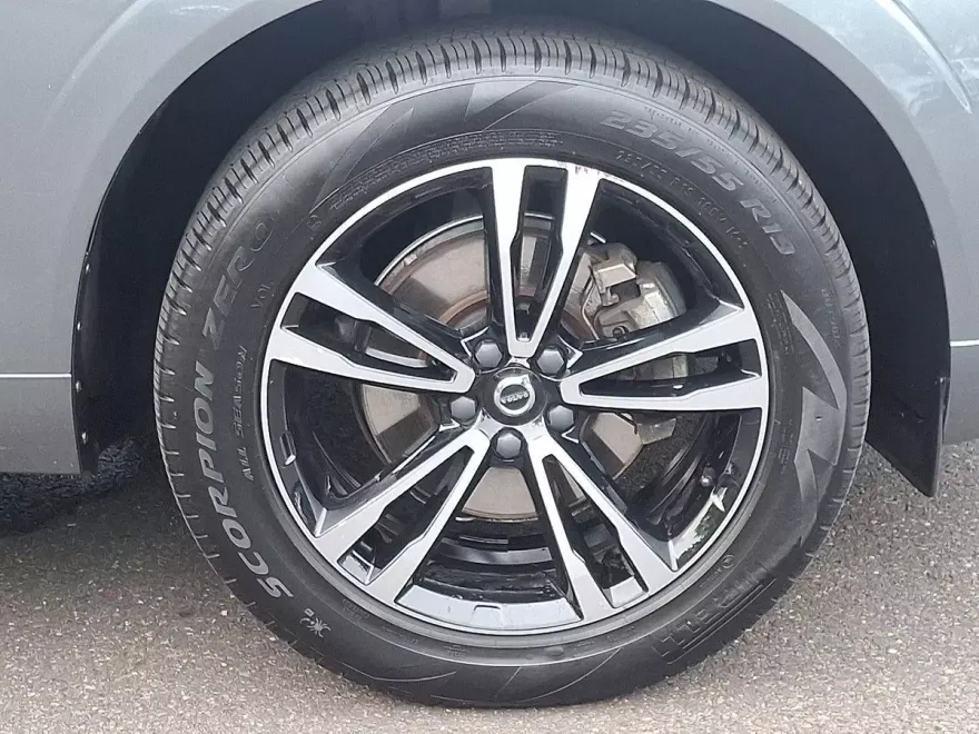 2021 Volvo XC60 T5 Momentum photo 1