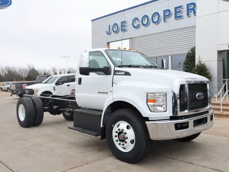2025 Ford F-750 photo 1