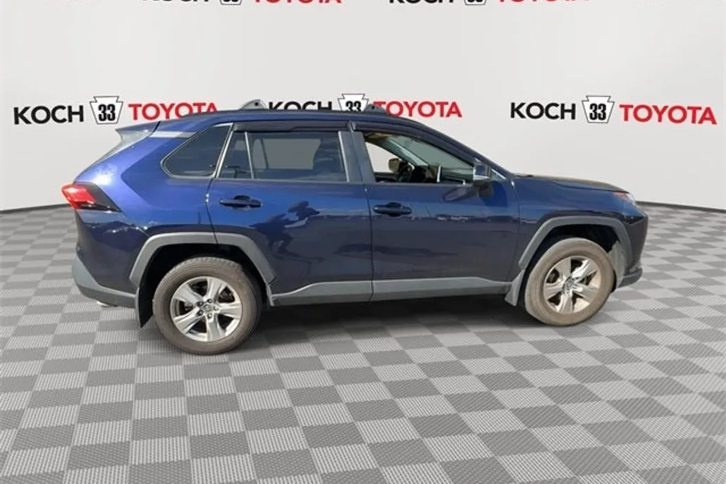 2023 Toyota RAV4 XLE photo 1