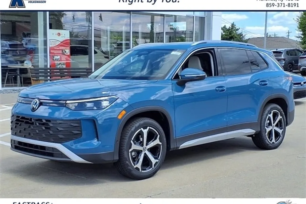 2025 Volkswagen Tiguan SE photo 1