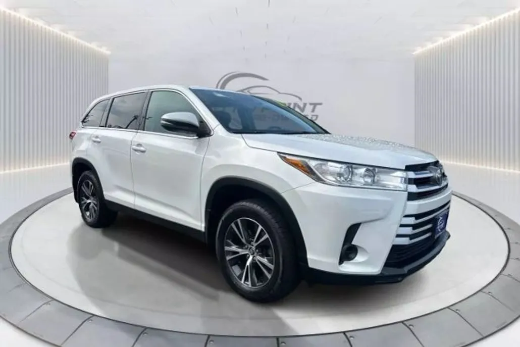 2022 Toyota Highlander LE Sport photo 1