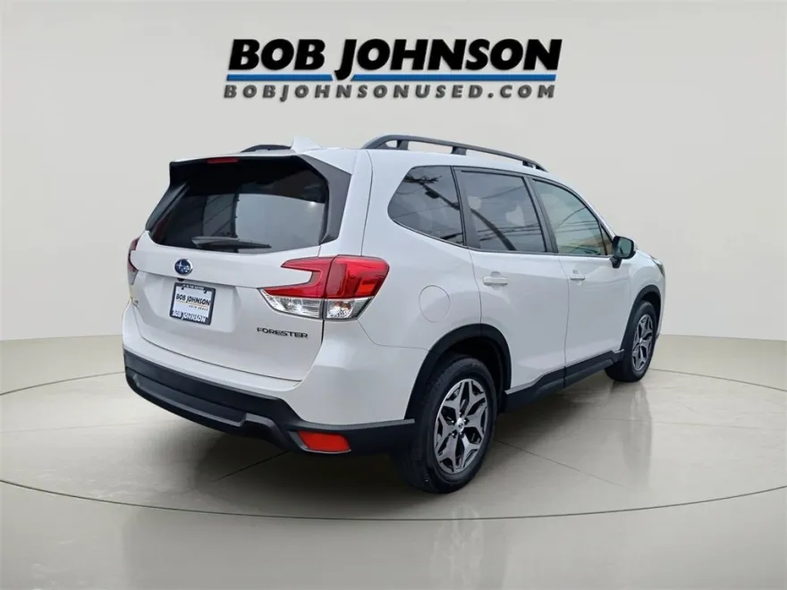 2022 Subaru Forester Premium photo 1