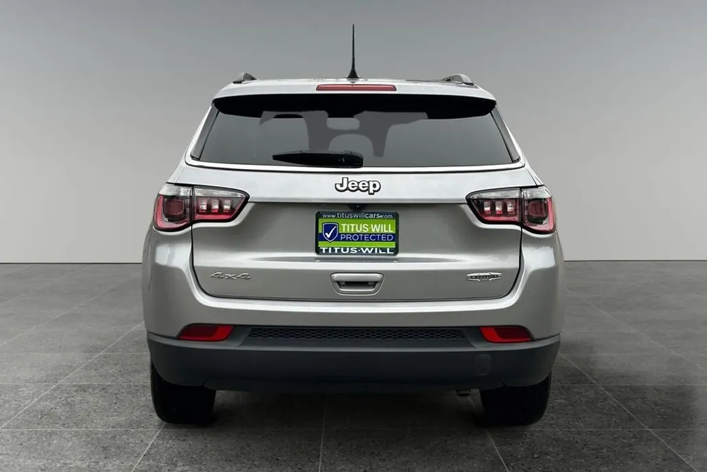 2022 Jeep Compass Latitude photo 1