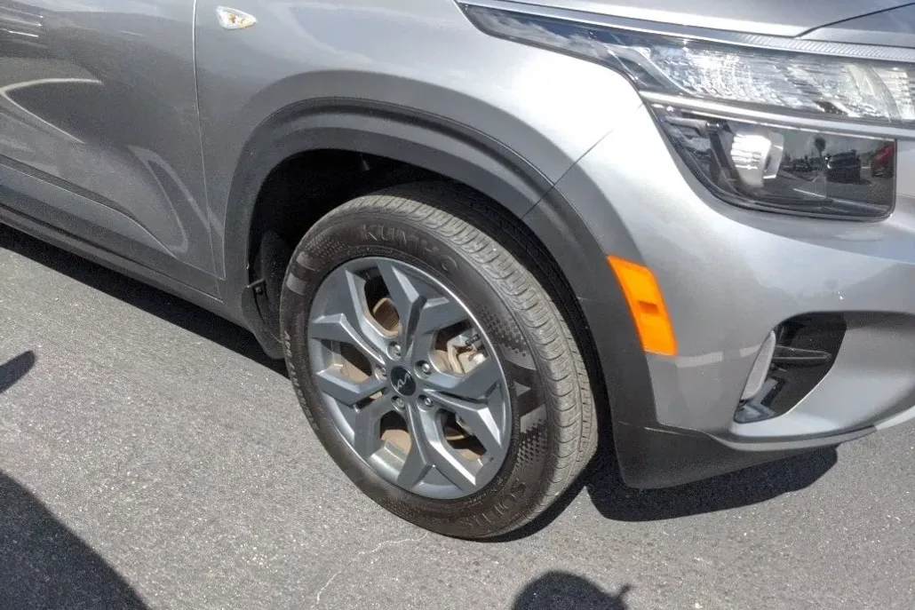 2025 Kia Seltos LX photo 1