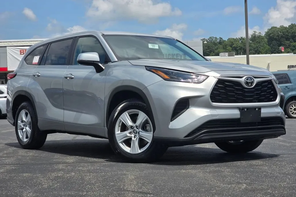 2023 Toyota Highlander L photo 1