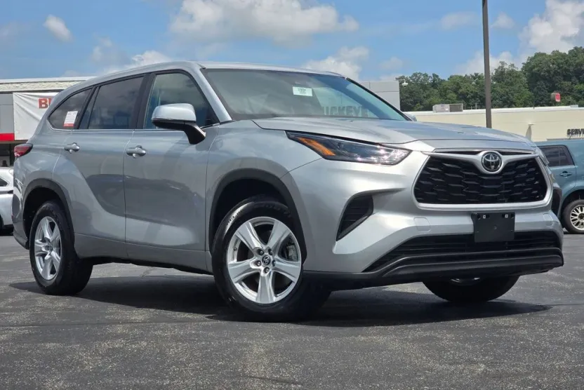 2023 Toyota Highlander L photo 1