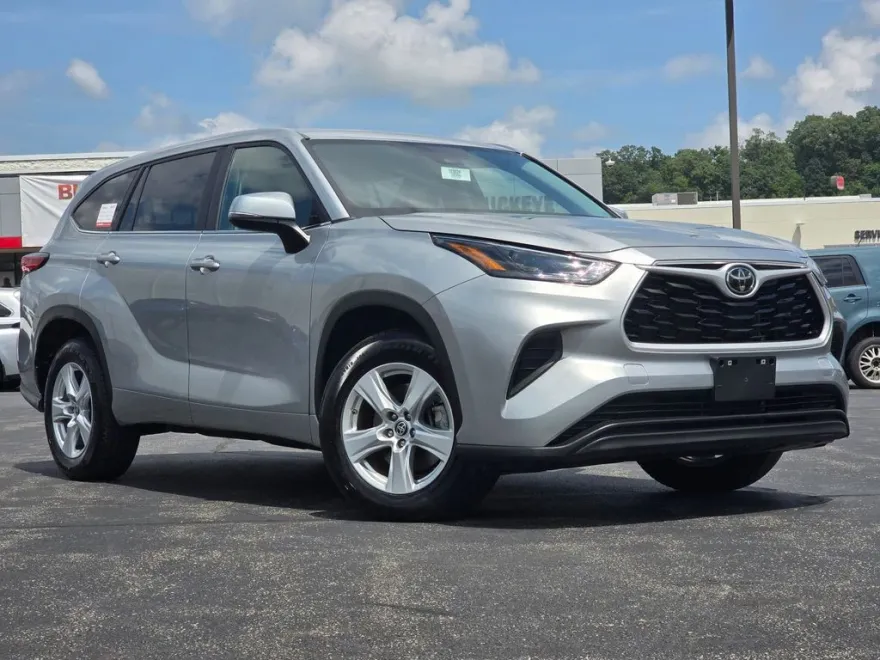 2023 Toyota Highlander L photo 1