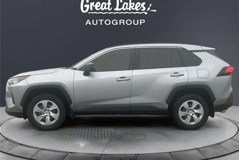 2019 Toyota RAV4 LE photo 1