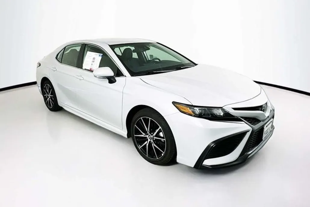 2023 Toyota Camry SE photo 1