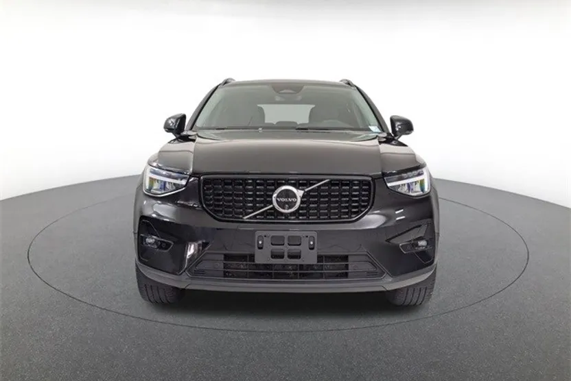 2024 Volvo XC40 Plus photo 1