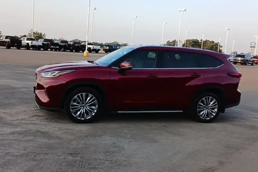 2022 Toyota Highlander Platinum photo 1