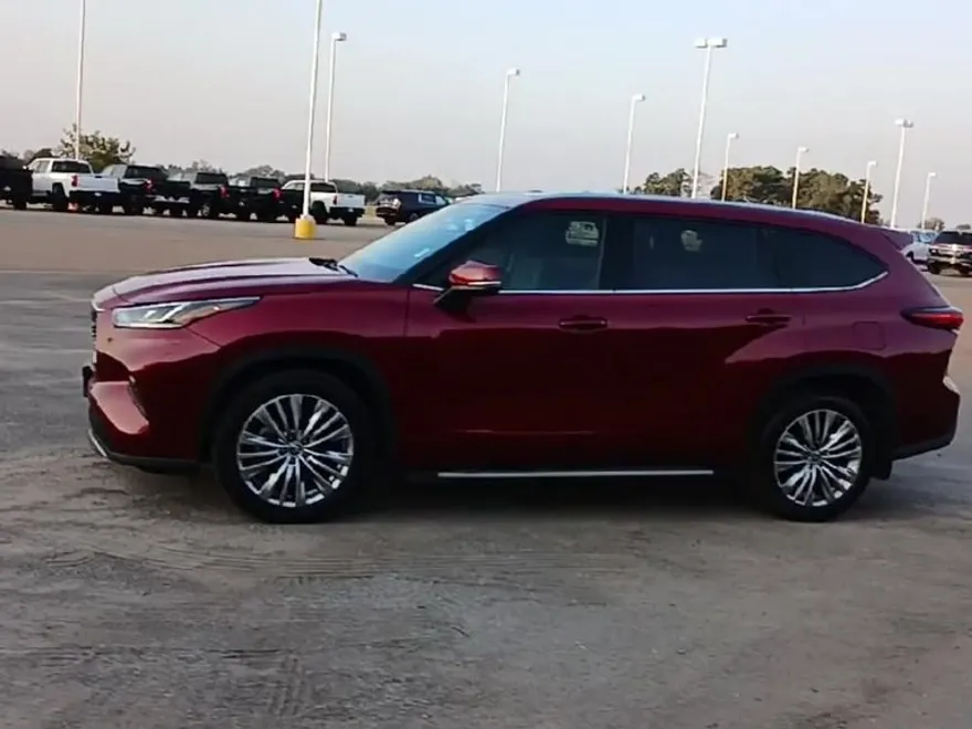 2022 Toyota Highlander Platinum photo 1