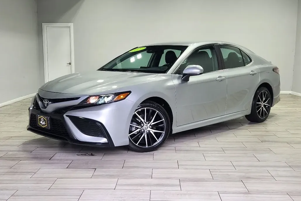 2021 Toyota Camry SE photo 1