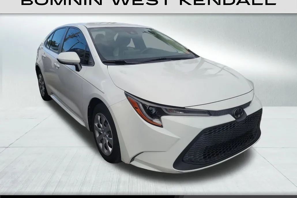 2021 Toyota Corolla LE photo 1
