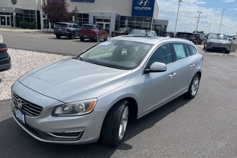 2015 Volvo V60 T5 Platinum photo 1