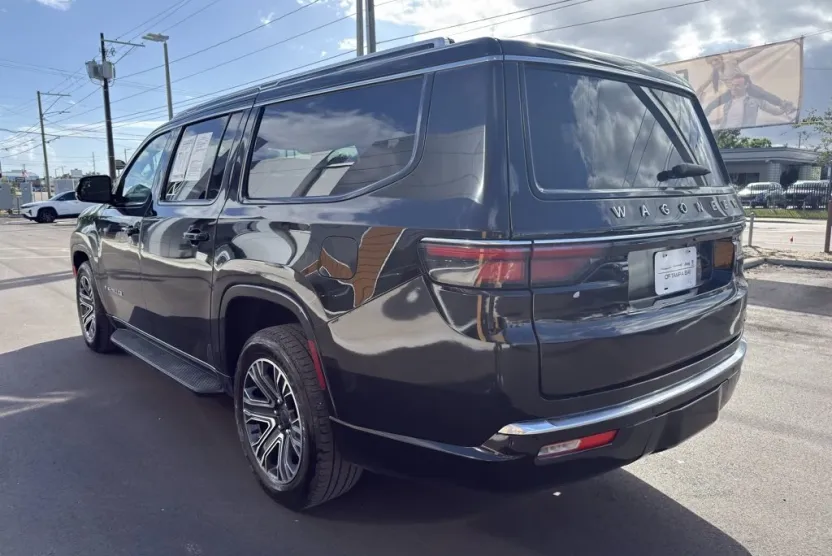 2024 Jeep Wagoneer L Series II photo 1