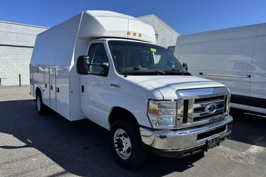 2016 Ford E-450 Super Duty photo 1