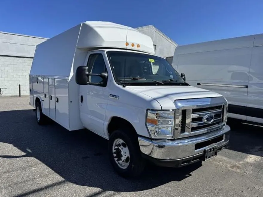 2016 Ford E-450 Super Duty photo 1