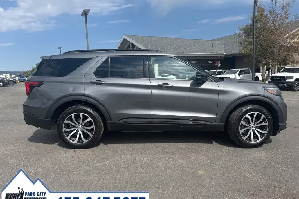 2025 Ford Explorer ST-Line photo 1