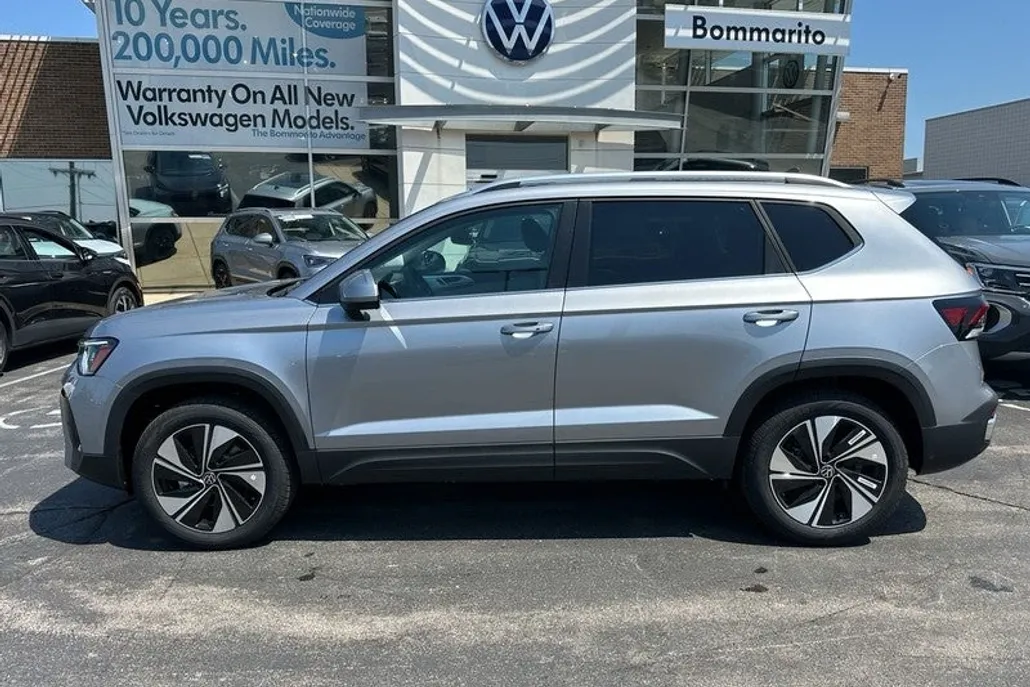 2025 Volkswagen Taos SE photo 1