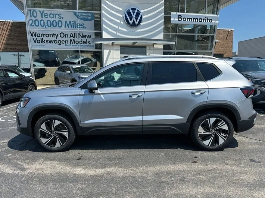 2025 Volkswagen Taos SE photo 1