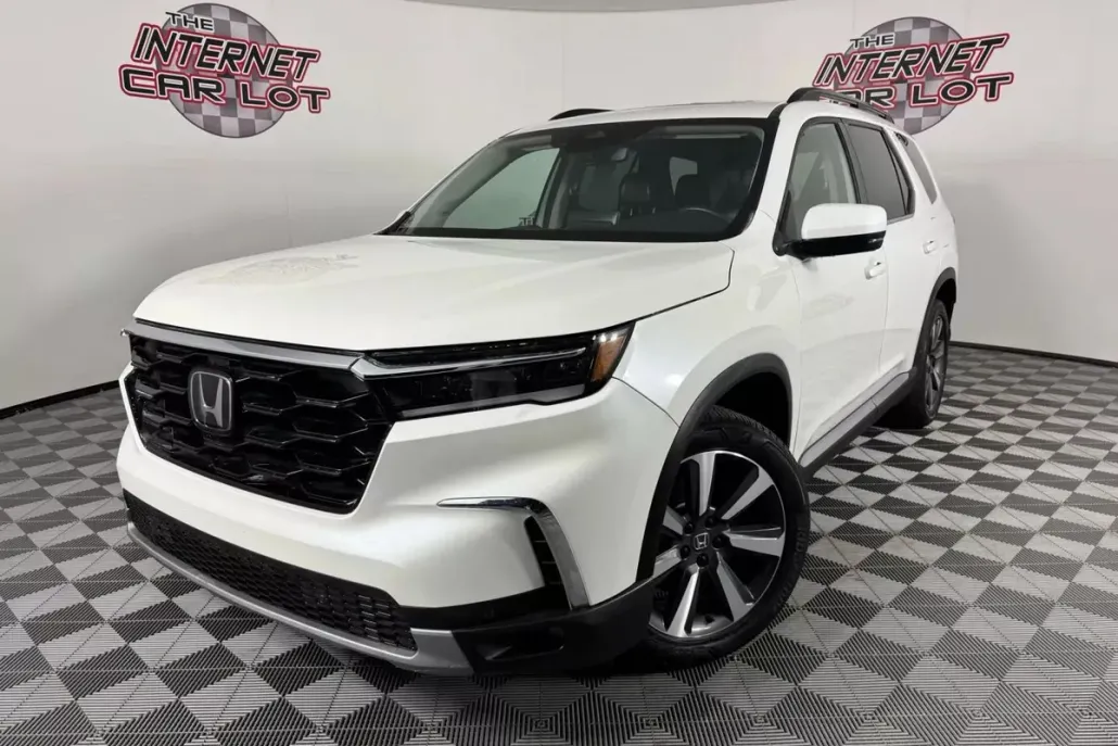 2023 Honda Pilot Touring Sport photo 1