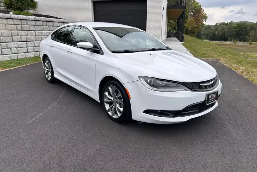 2015 Chrysler 200 S photo 1