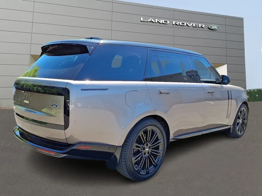 2023 Land Rover Range Rover SE photo 1