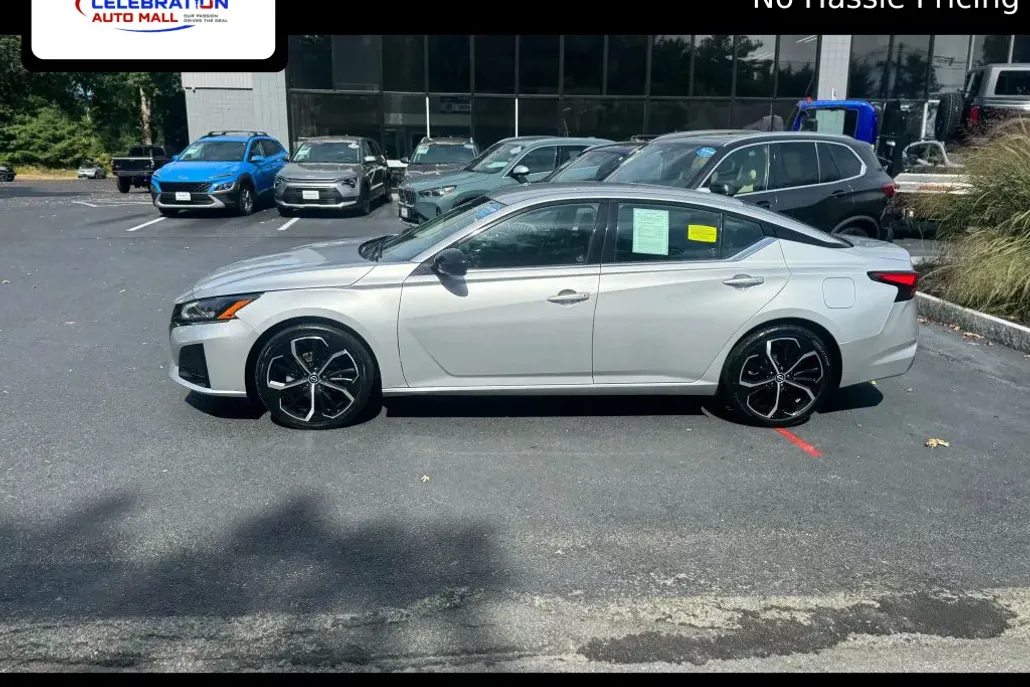 2024 Nissan Altima 2.5 SR photo 1