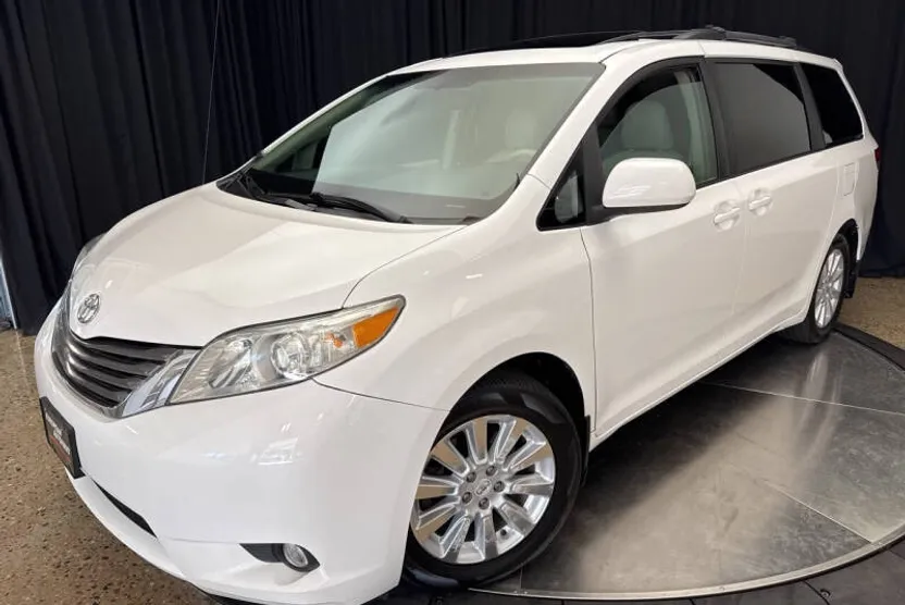 2011 Toyota Sienna XLE photo 1