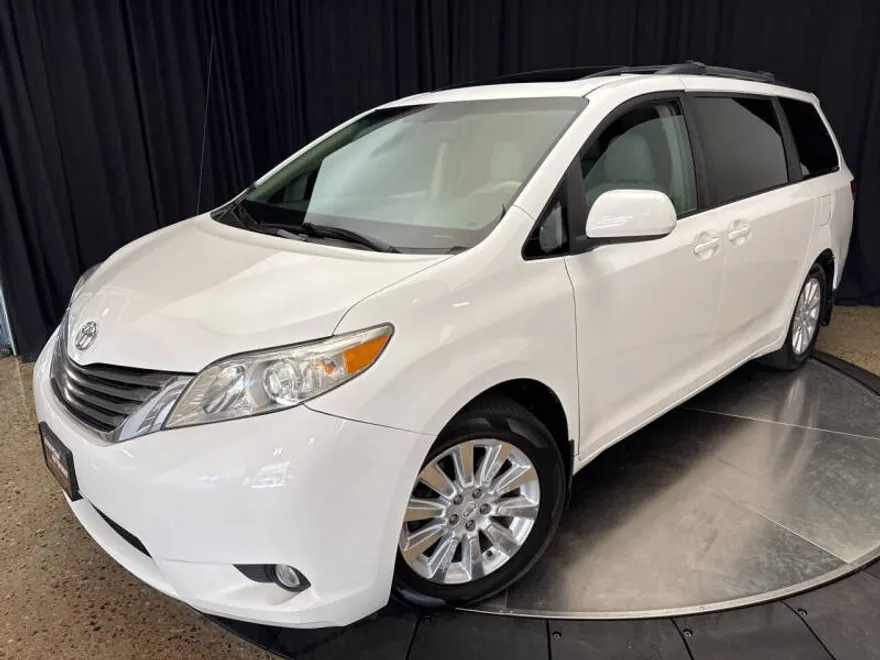 2011 Toyota Sienna XLE photo 1