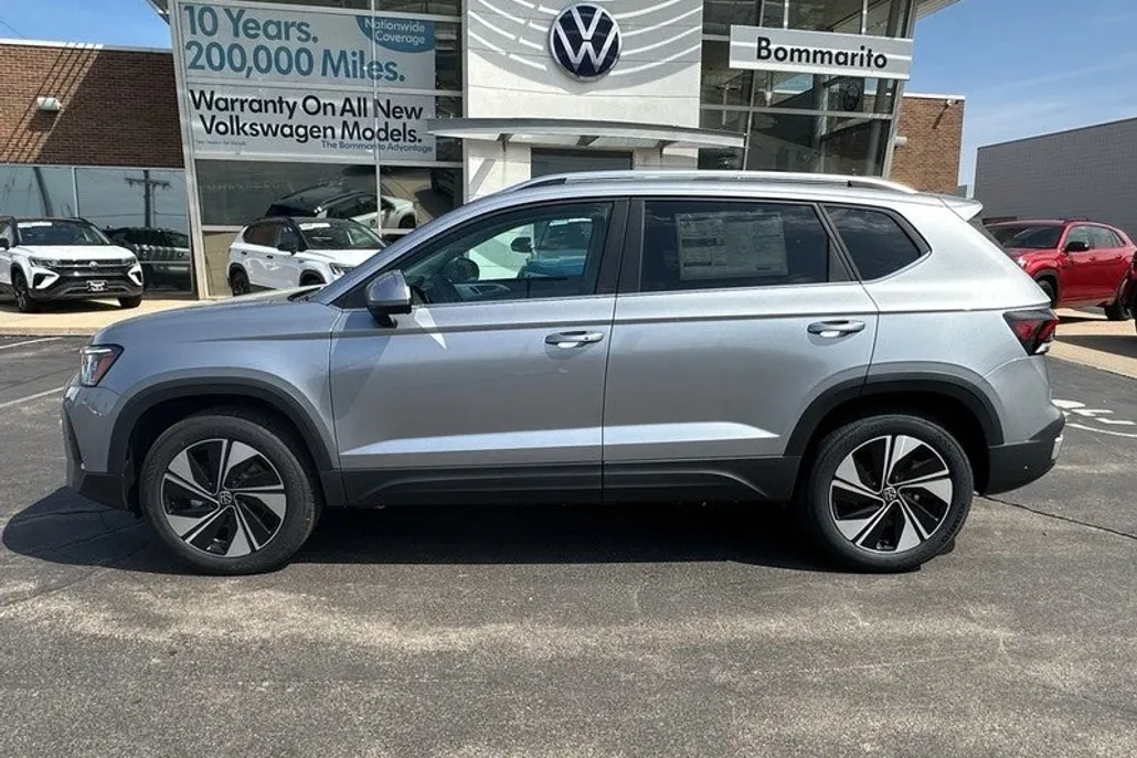 2025 Volkswagen Taos SE photo 1